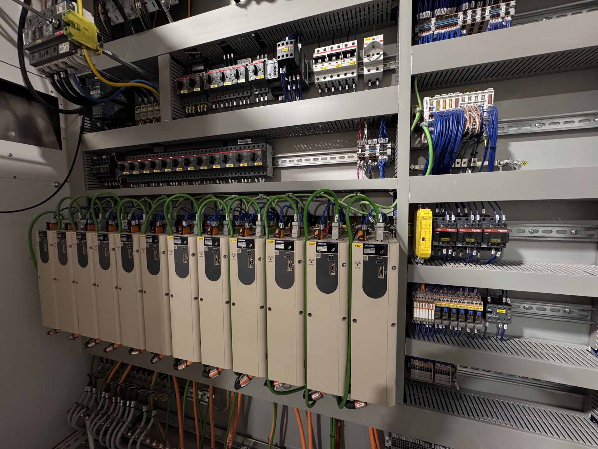 instalacja elektryczna w szafie