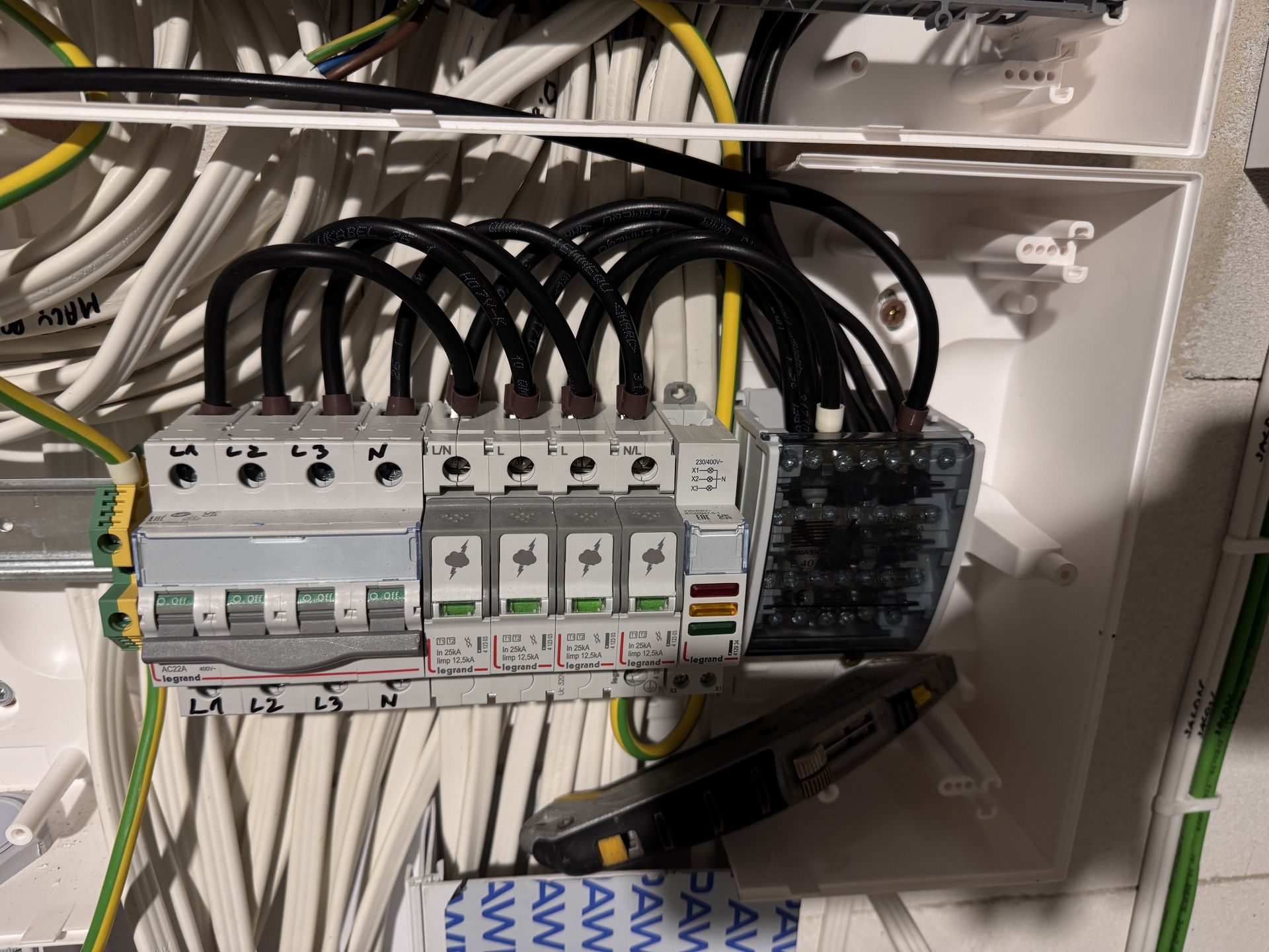 wyłącznik główny i zabezpiecznie przepięciowe